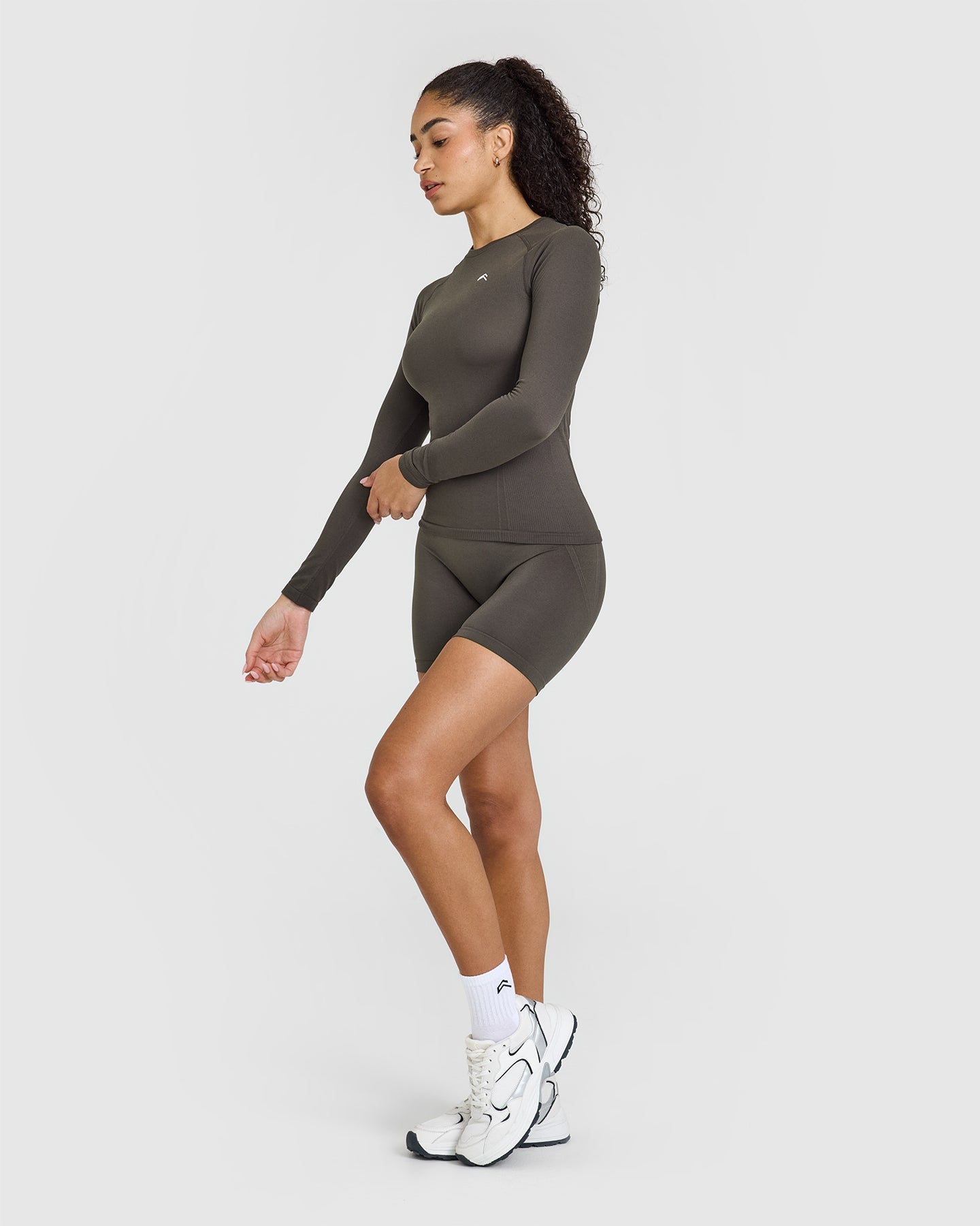 Go To Seamless Fitted Long Sleeve Top | Deep Taupe - Image 3