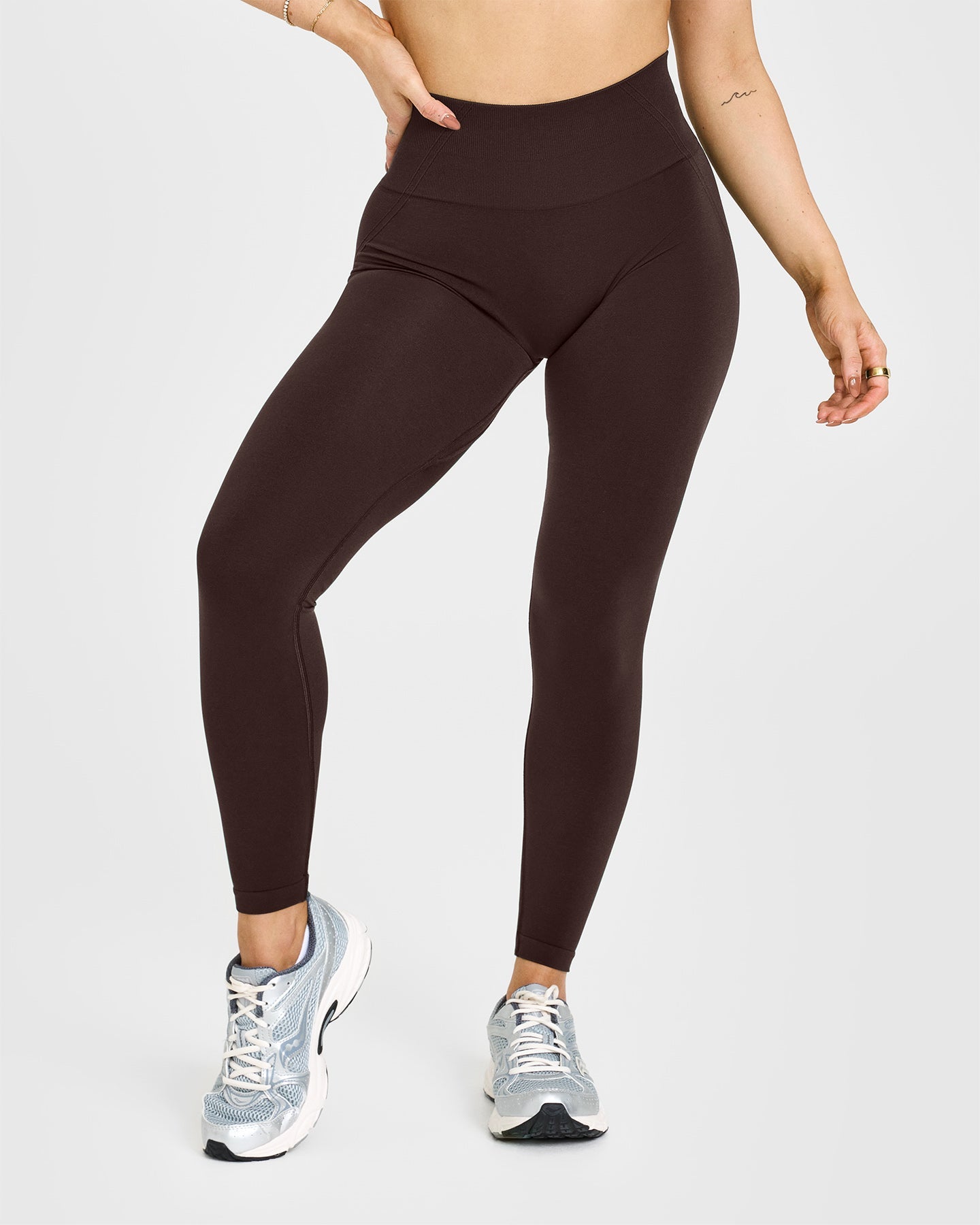 EffortlessLift Seamless Leggings with White Logo | 70% Cocoa
