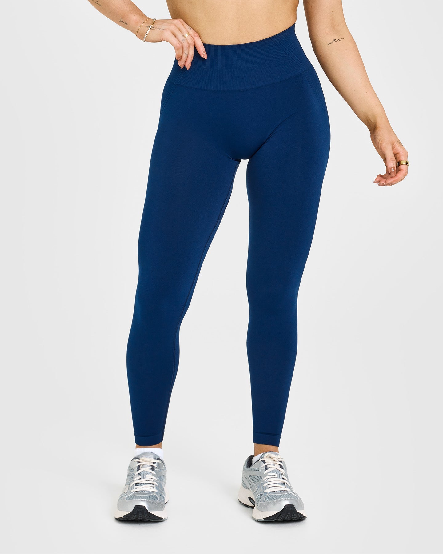Alternative view of EffortlessLift Seamless Leggings with White Logo | Midnight