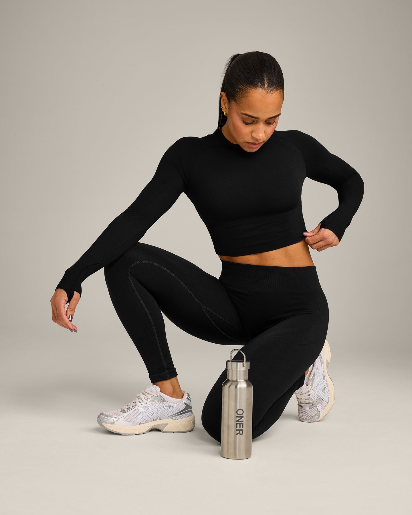 Alternative view of Oner Seamless Fitted Long Sleeve Mid Top | Soft Black