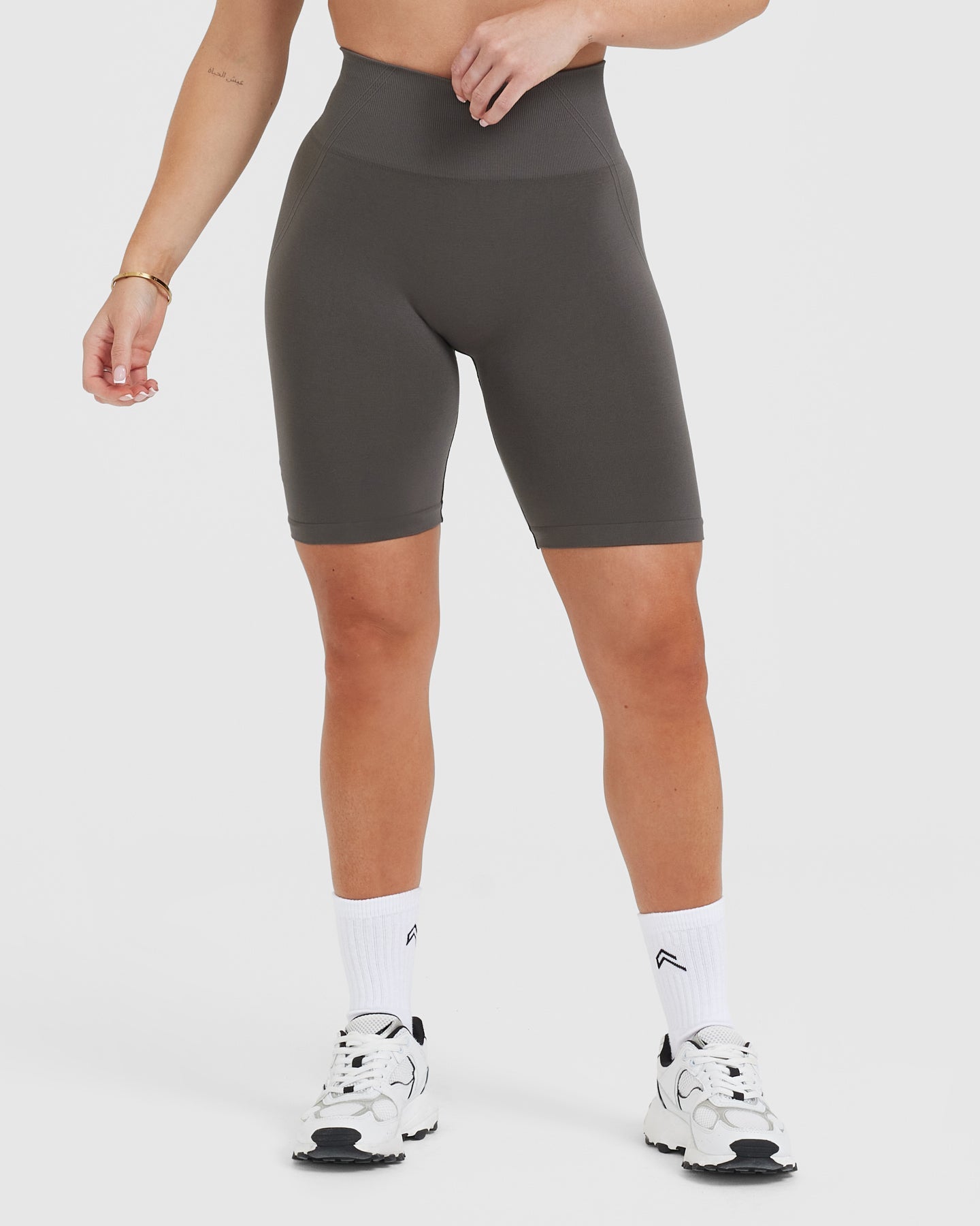 EffortlessLift Seamless Cycling Shorts with White Logo | Deep Taupe