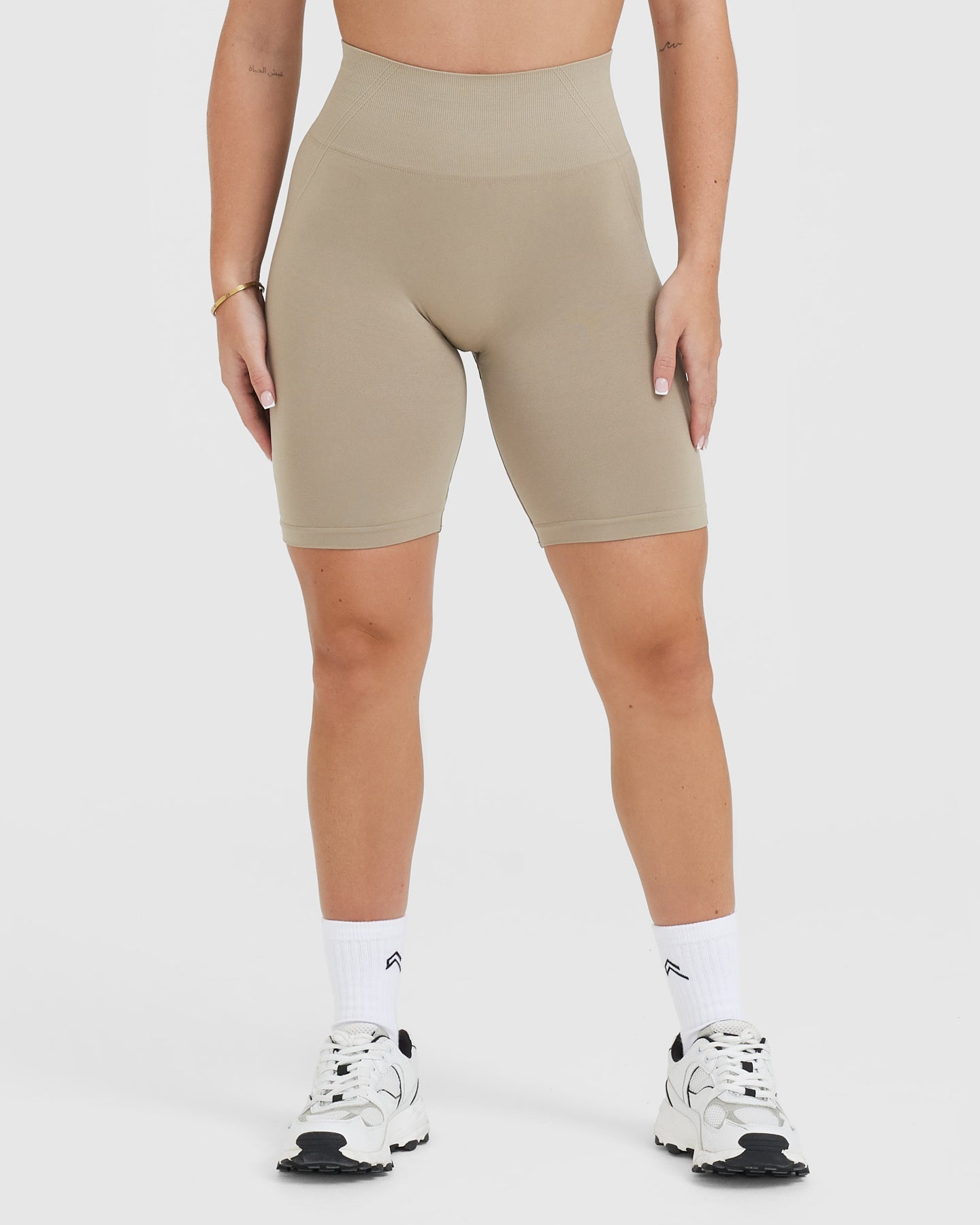 EffortlessLift Seamless Cycling Shorts with White Logo | Washed Sandstone