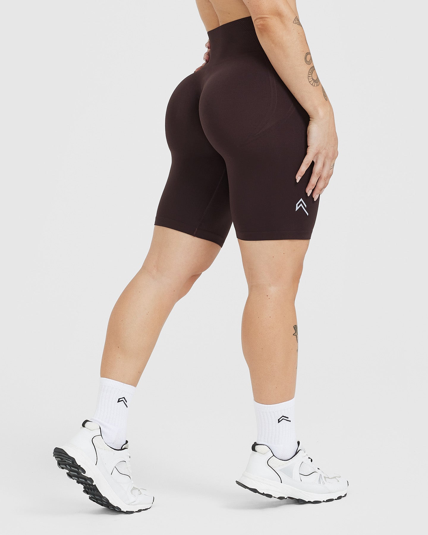 Alternative view of EffortlessLift Seamless Cycling Shorts with White Logo | 70% Cocoa