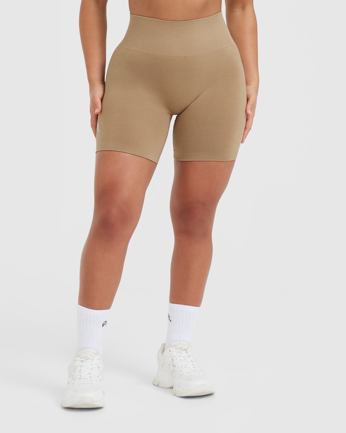 EffortlessLift Seamless Shorts with White Logo | Dune Brown