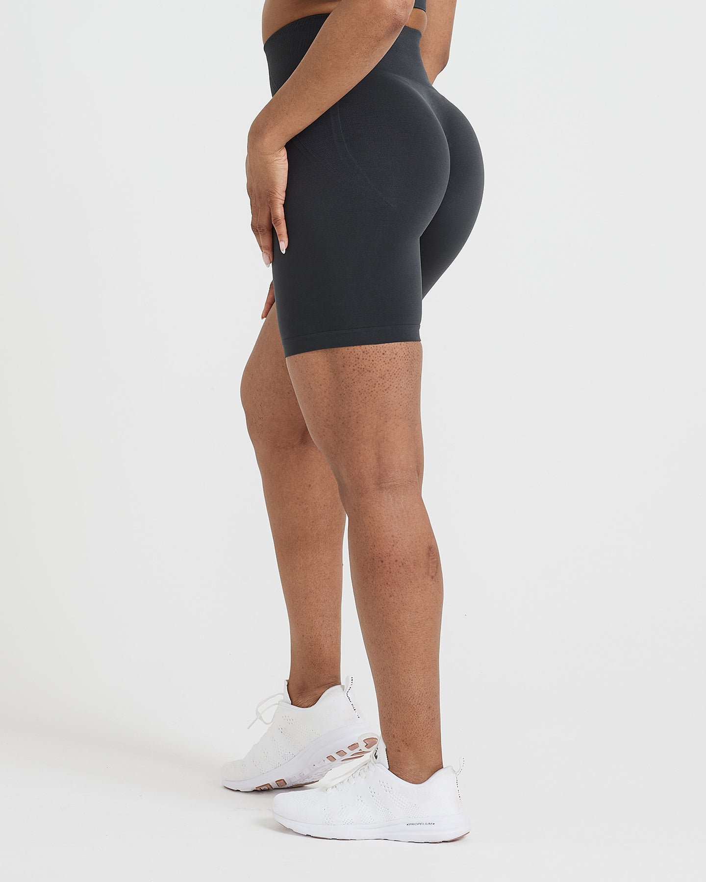 Alternative view of EffortlessLift Seamless Cycling Shorts with White Logo | Coal