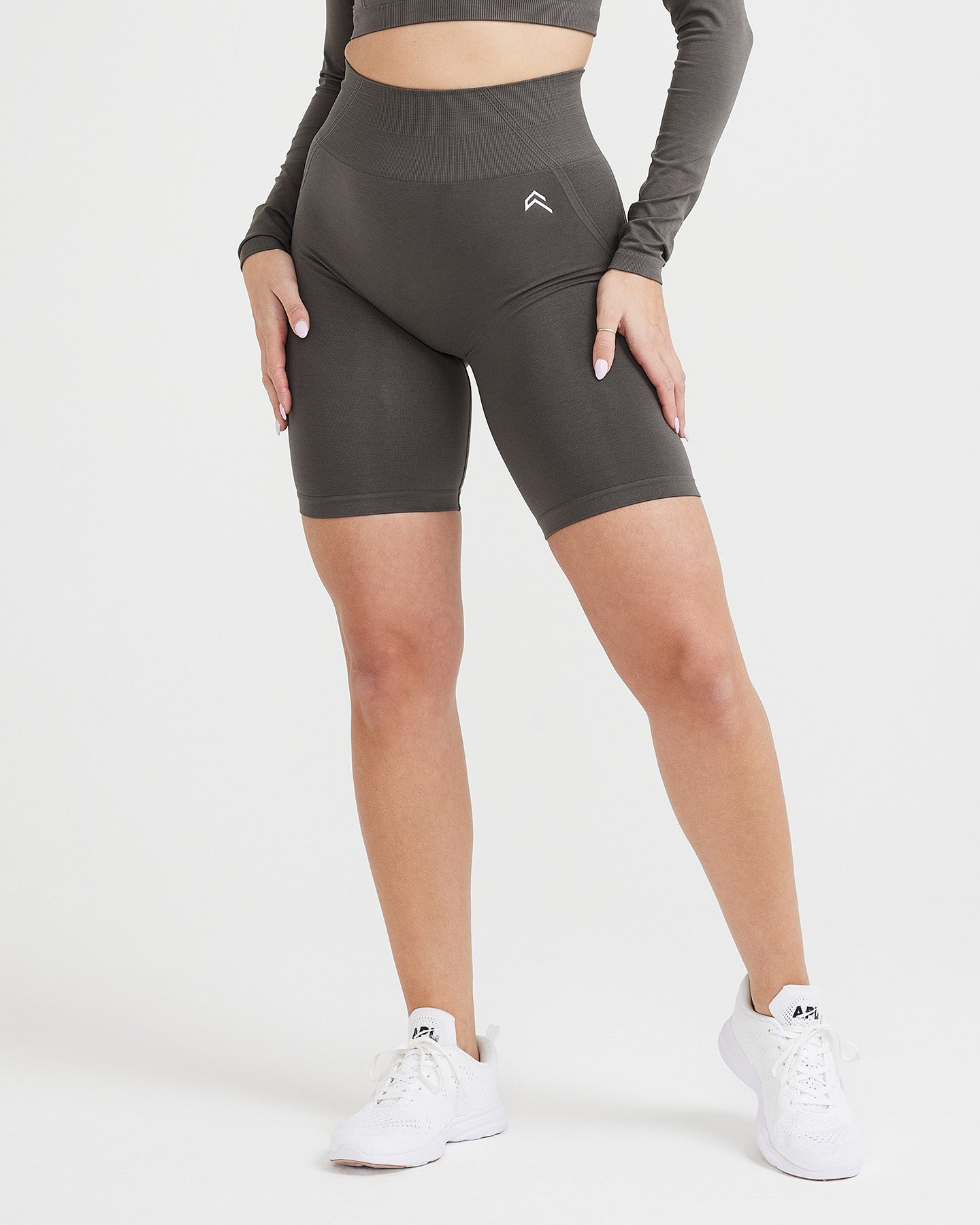 EffortlessLift Seamless Cycling Shorts with White Logo | Deep Taupe