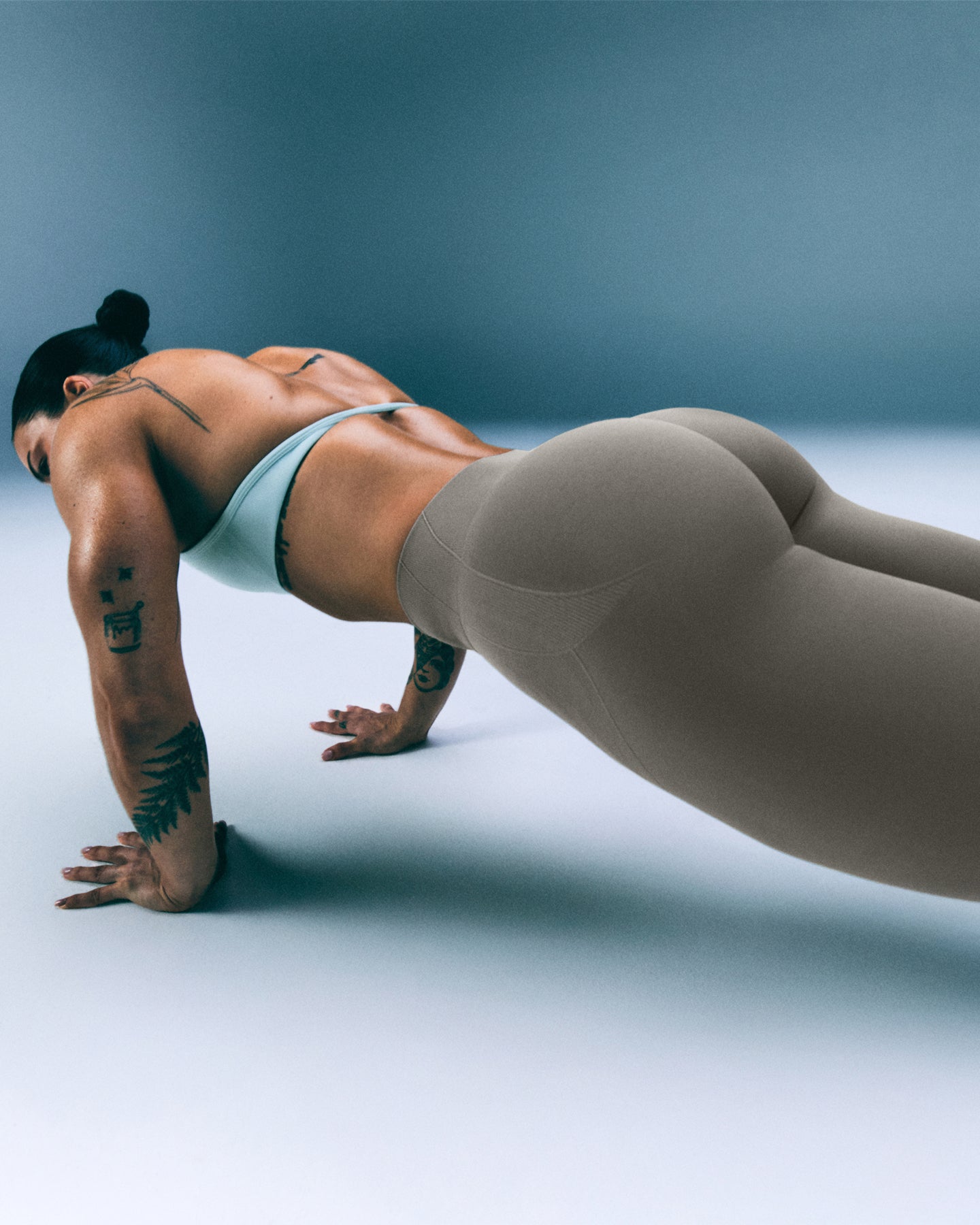 Alternative view of EnhanceLift Seamless Leggings with Grey Logo | Warm Minky