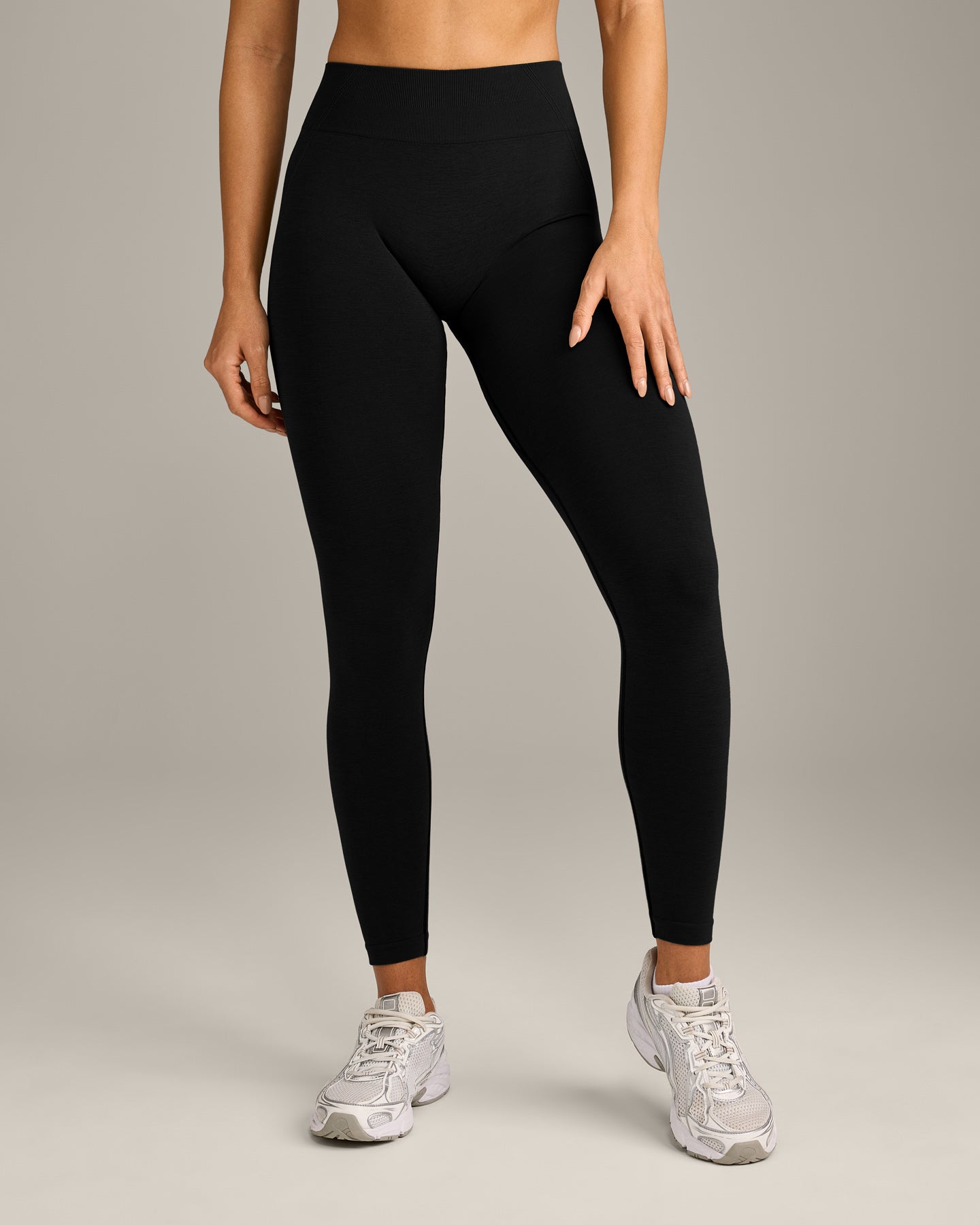 Alternative view of EffortlessLift Seamless Mid Rise Leggings with Grey Logo | Black