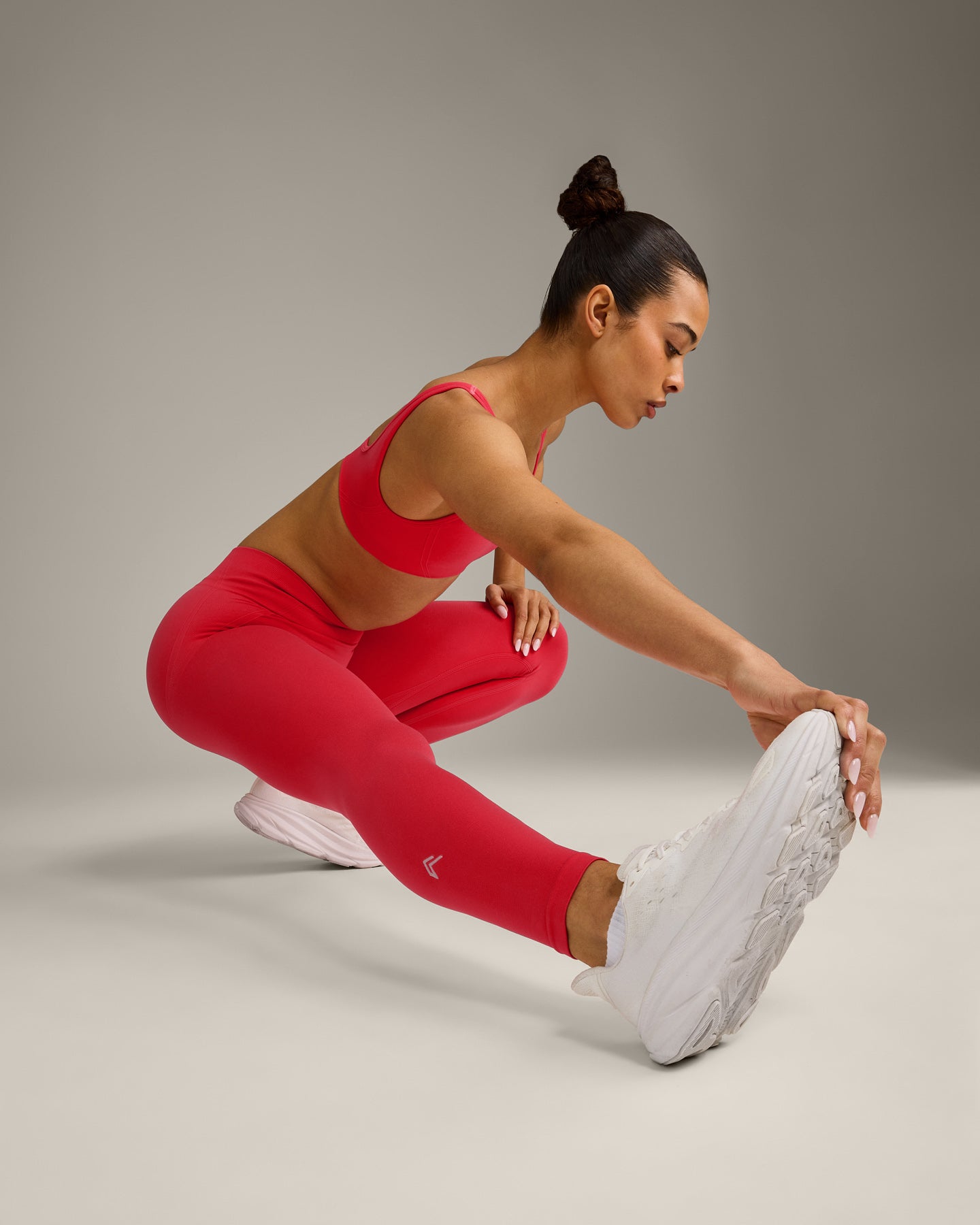 EffortlessLift Seamless Mid Rise Leggings with Grey Logo | Charged Pink - Image 4