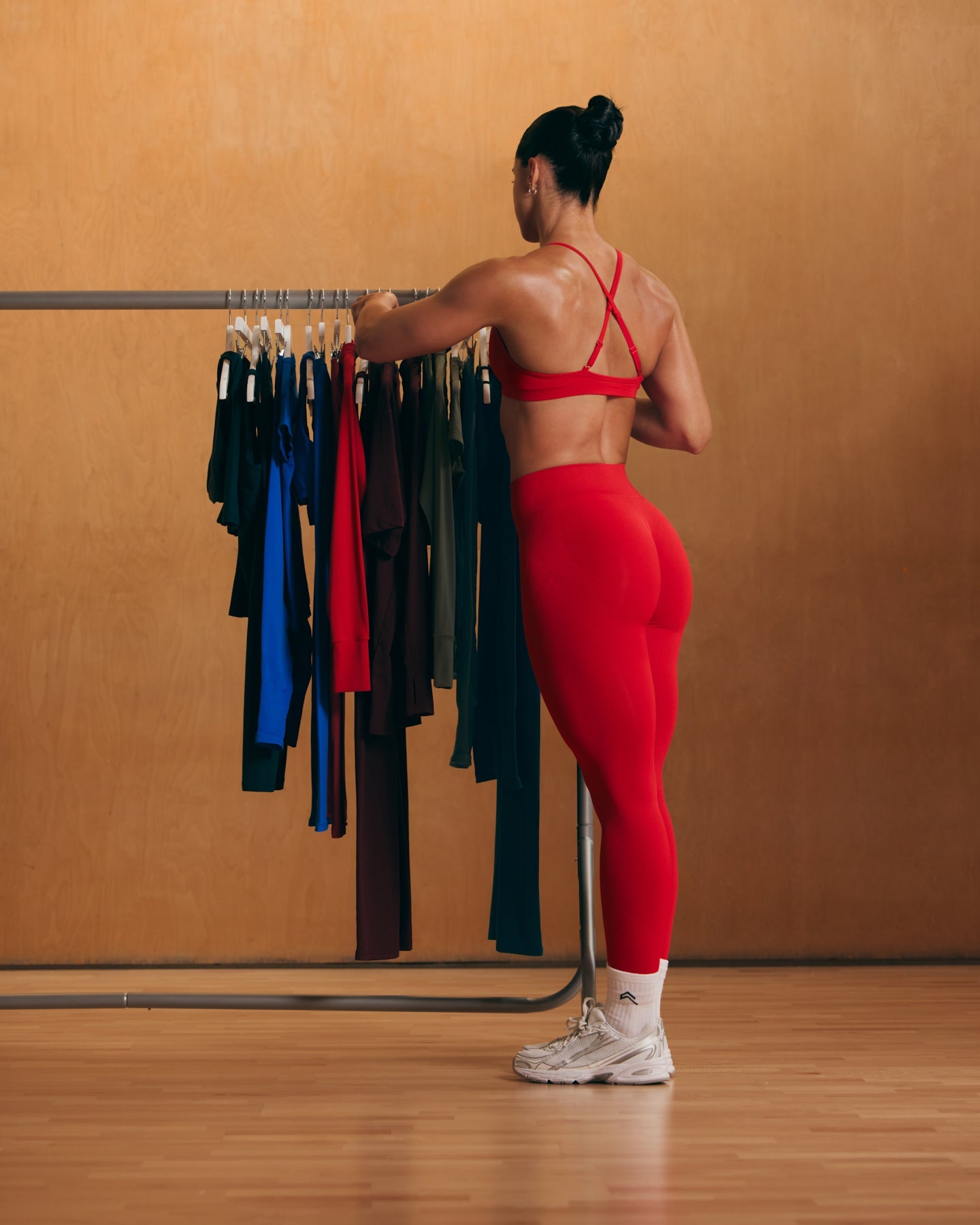 Alternative view of EnhanceLift Seamless Leggings with White Logo | Light Toasted Red